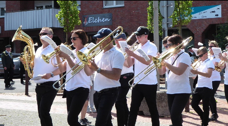 bei-strahlendem-sonnenschein-marschiert-das-musikk_201906091835_full