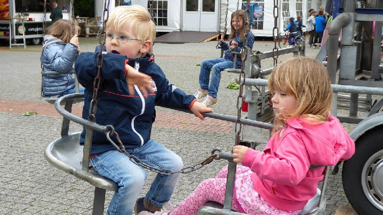 hallo-mama-ruft-linus-der-mit-maja-im-kettenka_201906091836_full