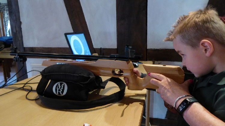 lukas-ist-der-erste-am-infrarotgewehr-im-wettbewer_201906091836_full