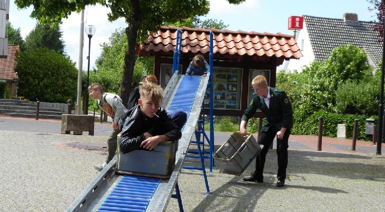 richtig-cool-rattert-dieser-junge-mann-die-rollbah_201906091835_full