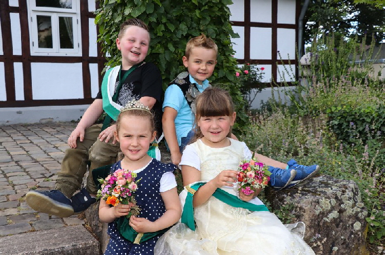 was-fuer-ein-niedlicher-kinderhofstaat-hoeren-no_201906091904_full